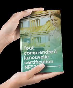 Mains tenant l'e-book Sliderz « Tout comprendre à la nouvelle certification NF525 »