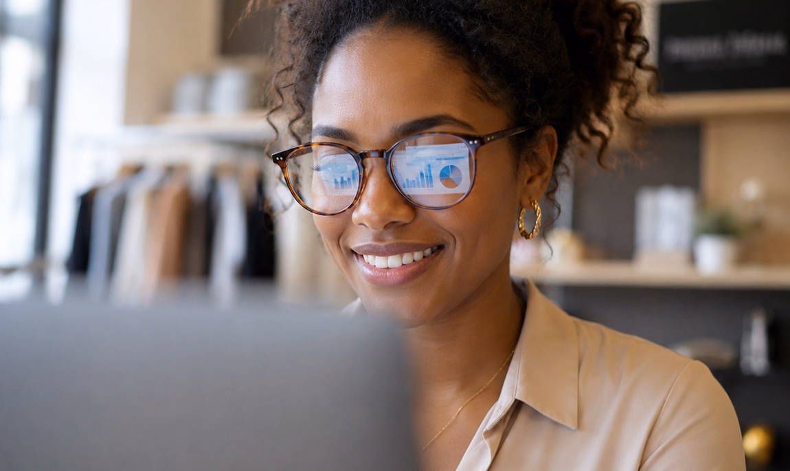 Gérante avec lunettes consultant les statistiques Sliderz sur ordinateur portable en boutique